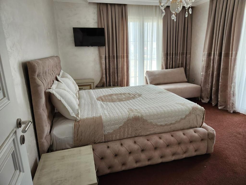 سرير أو أسرّة في غرفة في Hotel Eiffel