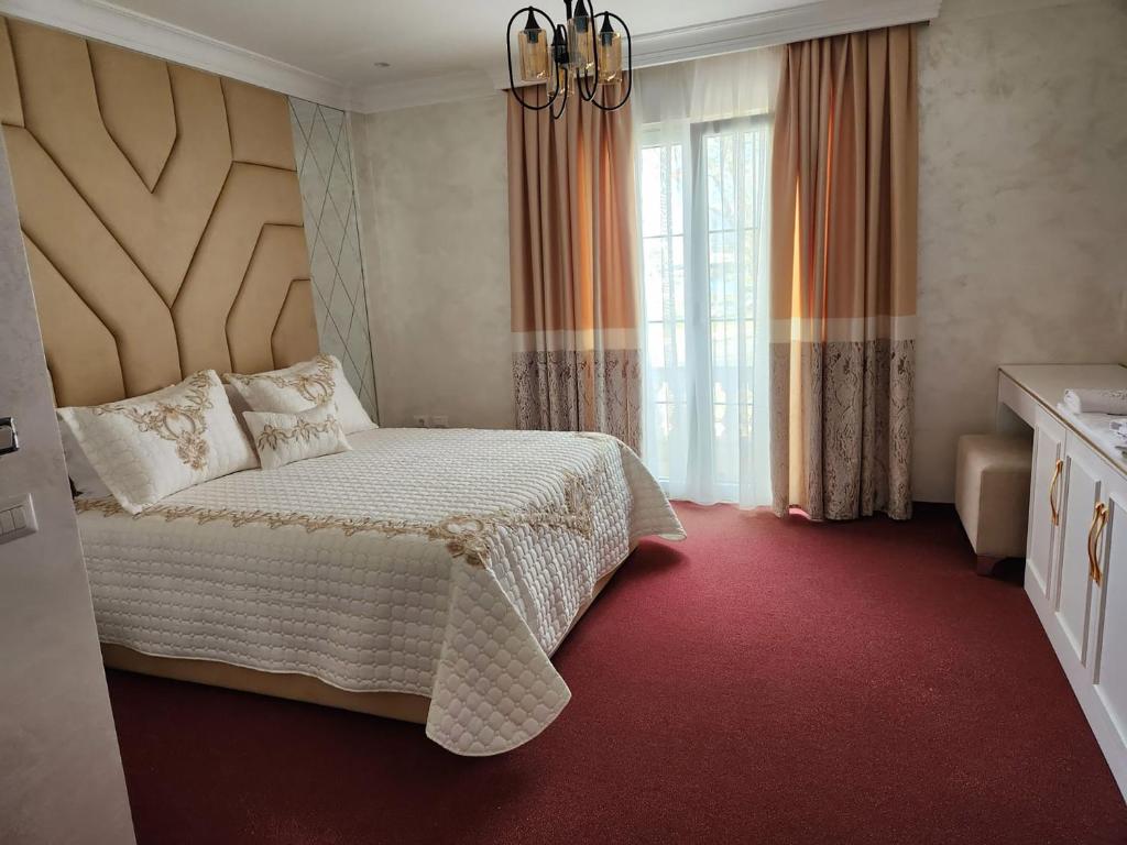 سرير أو أسرّة في غرفة في Hotel Eiffel