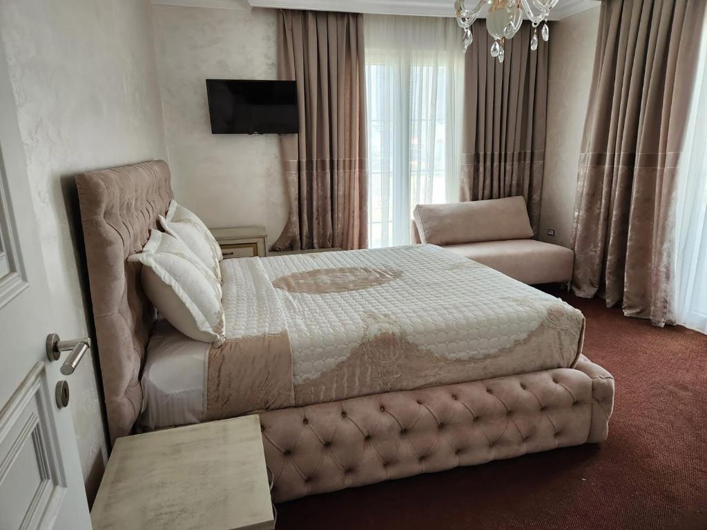 سرير أو أسرّة في غرفة في Hotel Eiffel