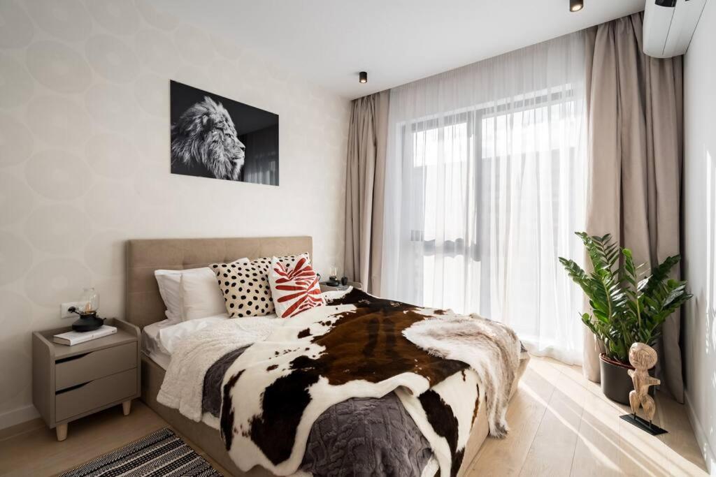 En eller flere senge i et værelse på Tribal 1BR in Aviatiei