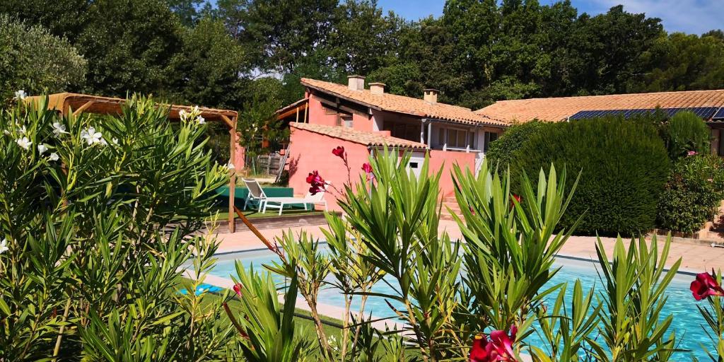 une maison avec une piscine devant une maison dans l'établissement Mano - 4 personnes, à Nyons
