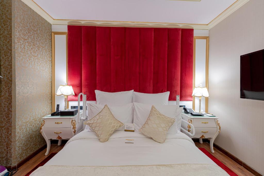Postel nebo postele na pokoji v ubytování WA Hotel