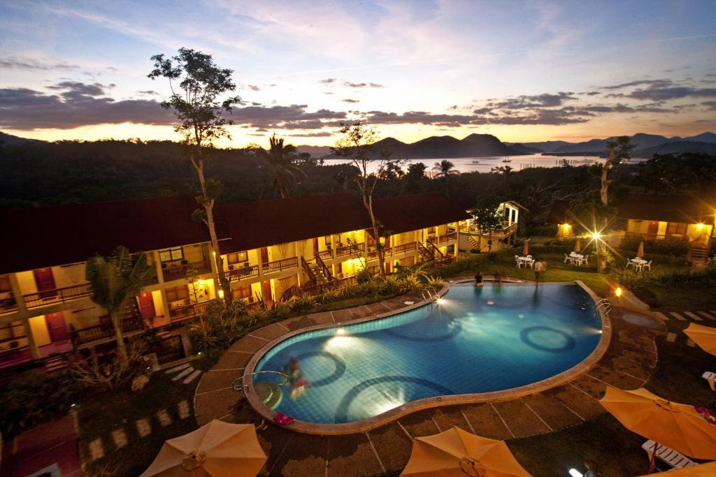 vista para uma piscina num resort à noite em Asia Grand View Hotel em Coron