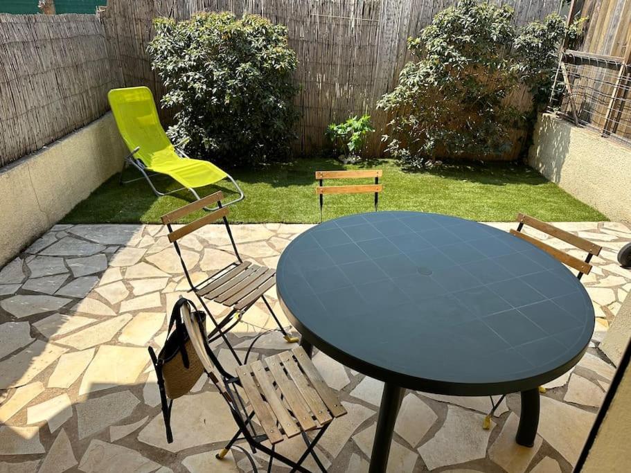 Κήπος έξω από το Joli T2 climatisé, jardin, tout confort, idealement situé