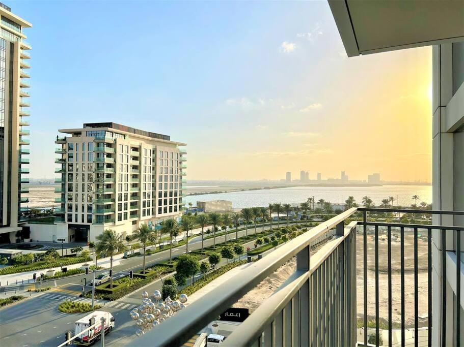 uma varanda com vista para uma cidade e uma rua em Luxury Dubai Creek Balcony & View em Dubai