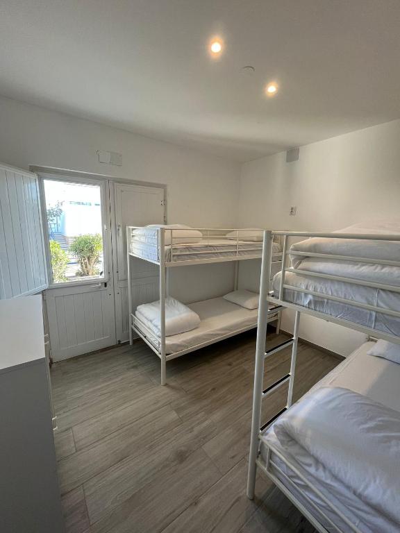 Postel nebo postele na pokoji v ubytování Blife Faro Beach Hostel & Rooms