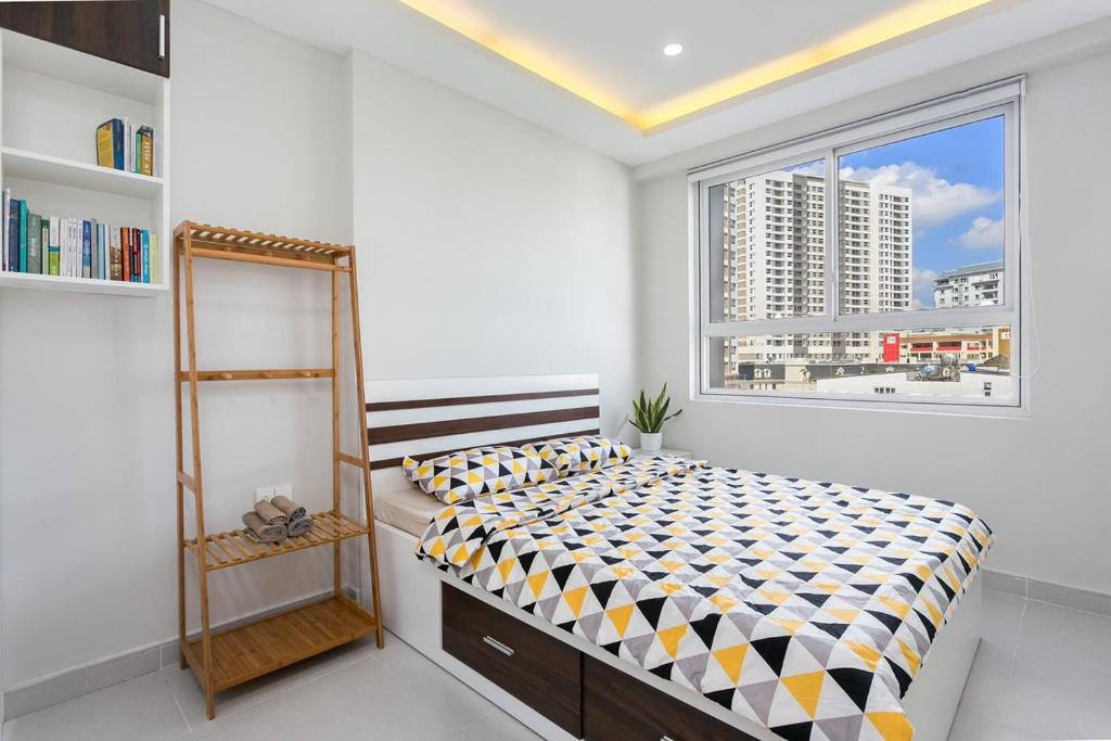 1 dormitorio con cama y ventana grande en Minimalist house with love, en Ho Chi Minh
