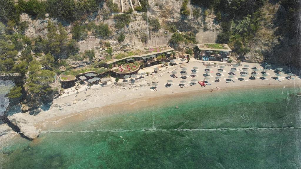 an aerial view of a beach with umbrellas at Eco del Mare in Lerici