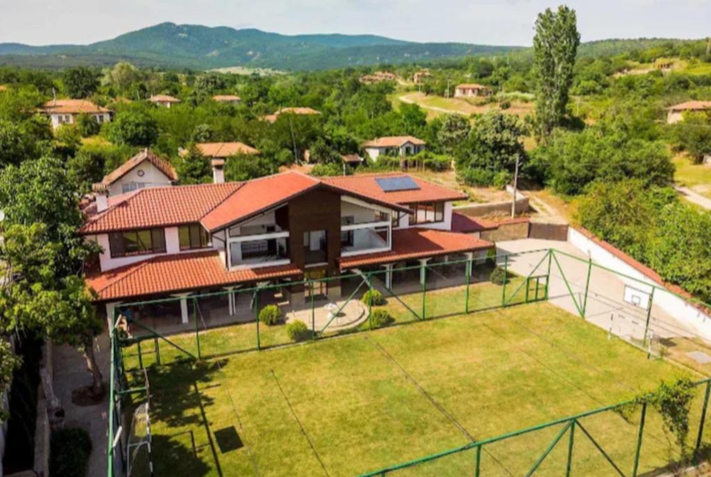 een luchtzicht op een huis met een tuin bij Къща за гости и спорт Анелия in Vŭrben