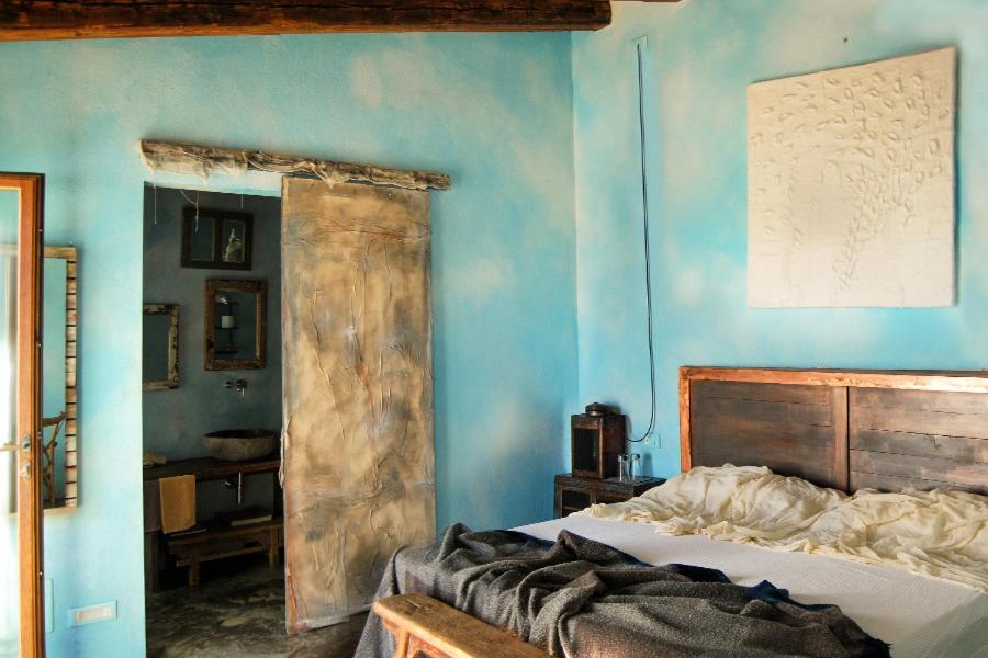 a bedroom with a bed and a blue wall at Eco del Mare in Lerici