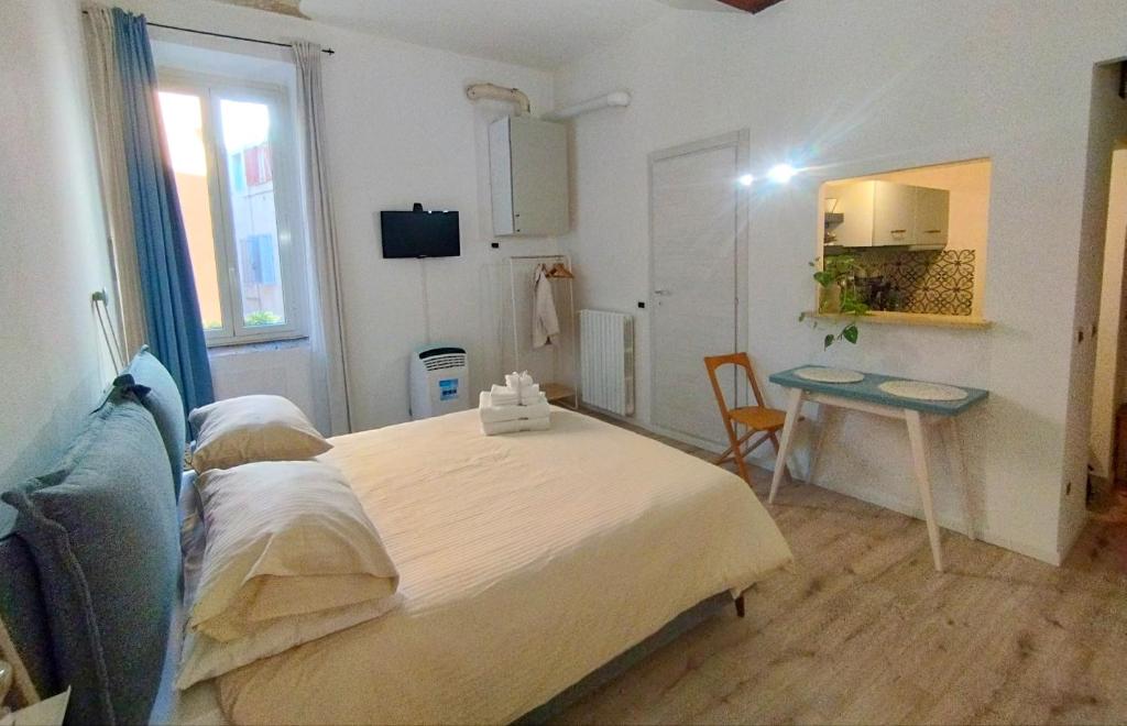 een slaapkamer met een bed, een tafel en een raam bij La casa nel borgo in Parma
