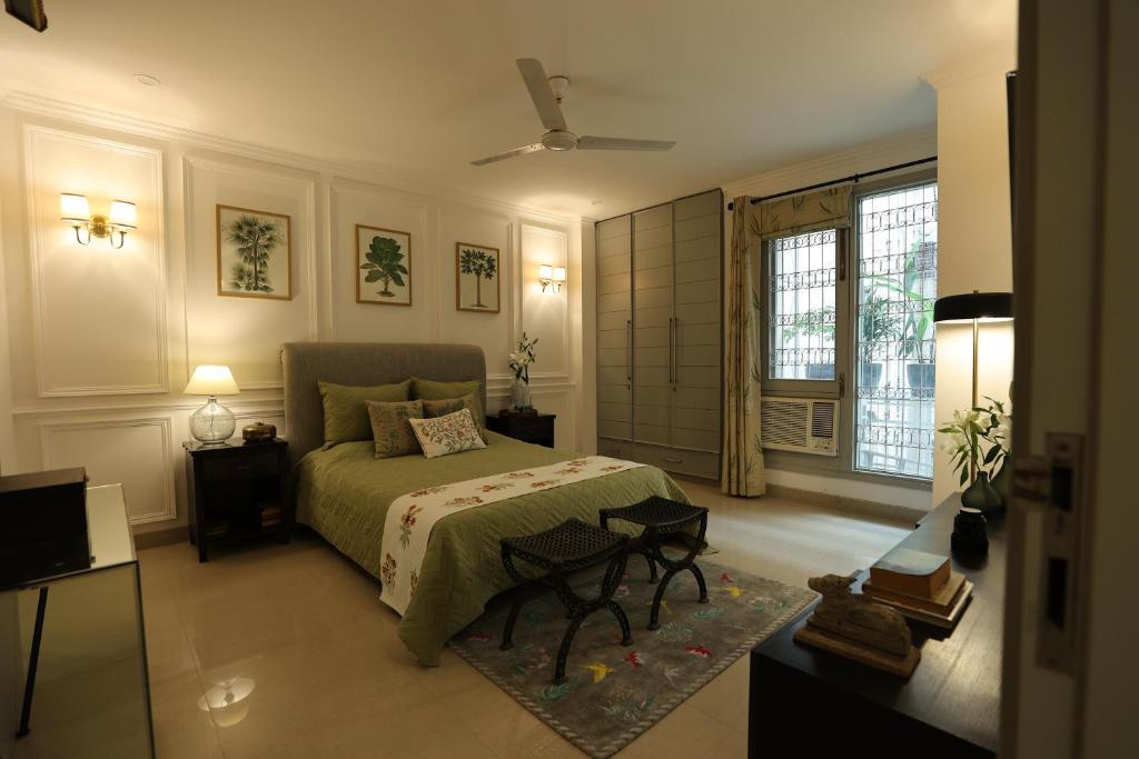 1 dormitorio con cama, mesa y ventana en R6 Luxury Peacefull & Comfortable, en Nueva Delhi