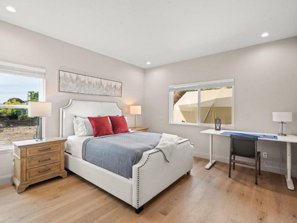 Cama o camas de una habitación en Newly Constructed Priv. Entry Master Suite