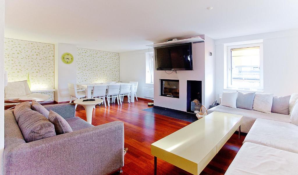 un soggiorno con un divano e un tavolo di Presidental Suite Apartment by Livingdowntown a Zurigo
