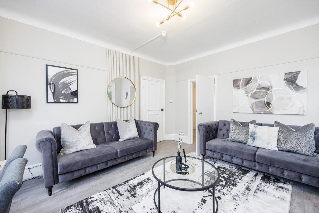 ein Wohnzimmer mit 2 Sofas und einem Glastisch in der Unterkunft Modern Apartment - Perfect Location - by Luxiety stays serviced accommodation Southend on Sea in Southend-on-Sea
