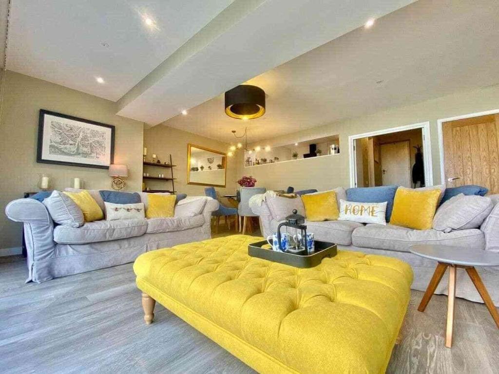sala de estar con sofás y sofá amarillo en Chic Clifton Home – inviting décor & outdoor space en Bristol