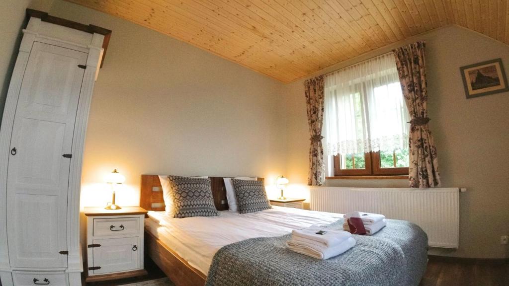 シュクラルスカ・ポレンバにあるUroczysko starych sztolniのベッドルーム(ベッド1台、窓付)