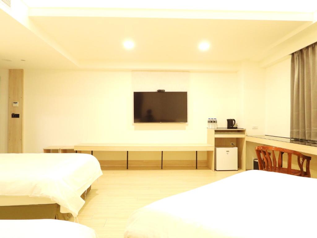 Etung Hotel - Family Room With Shower