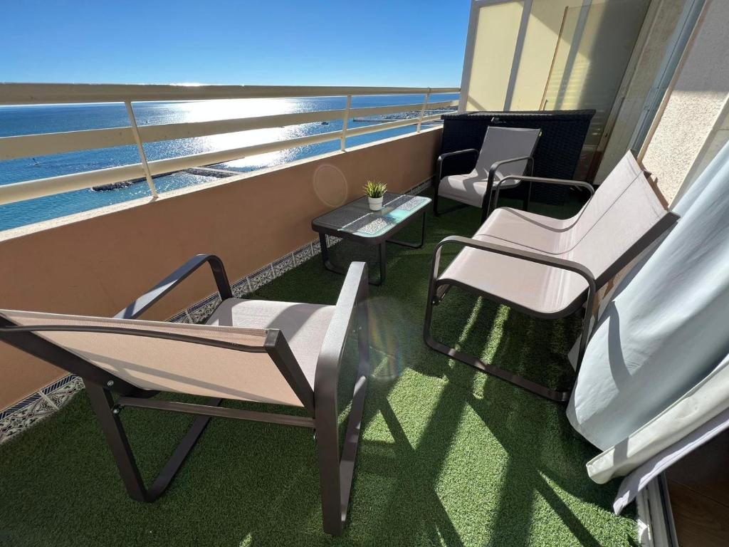 - un balcon avec des chaises et une table donnant sur l'océan dans l'établissement Apartment Stella Maris, à Fuengirola