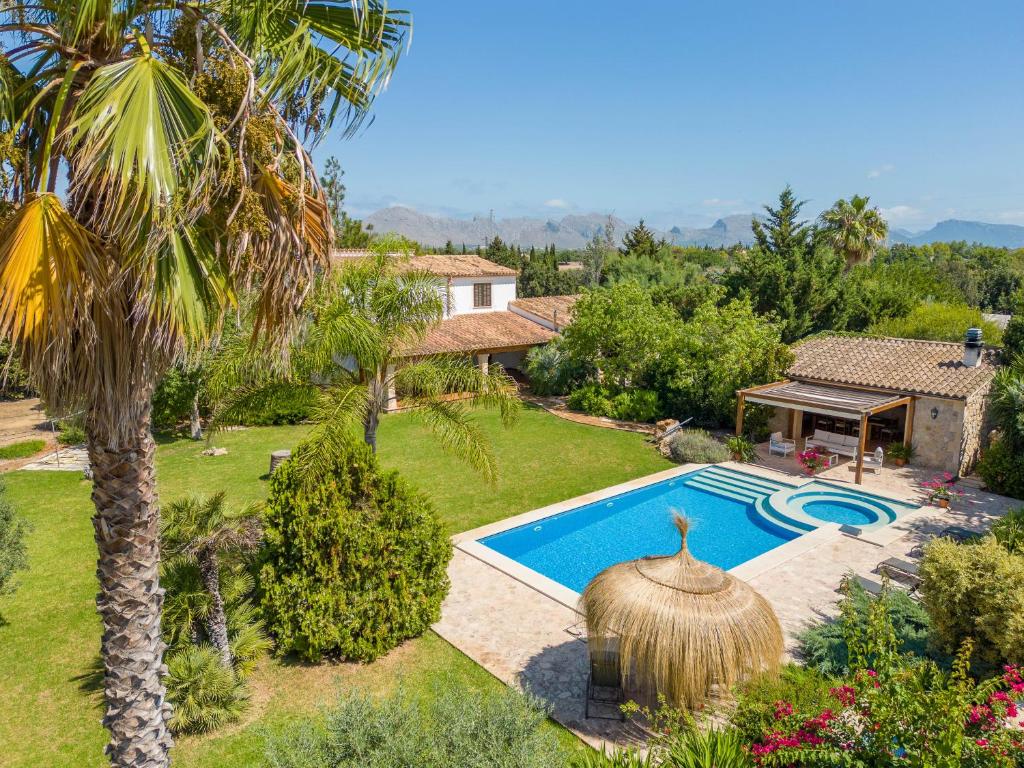 una vista aérea de una villa con piscina en Villa Can Moleto By SunVillas Mallorca, en Pollensa