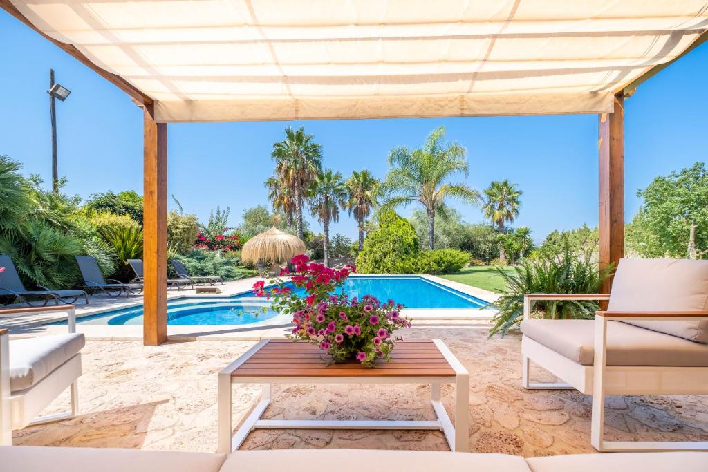 Bazén v ubytování Villa Can Moleto By SunVillas Mallorca nebo v jeho okolí