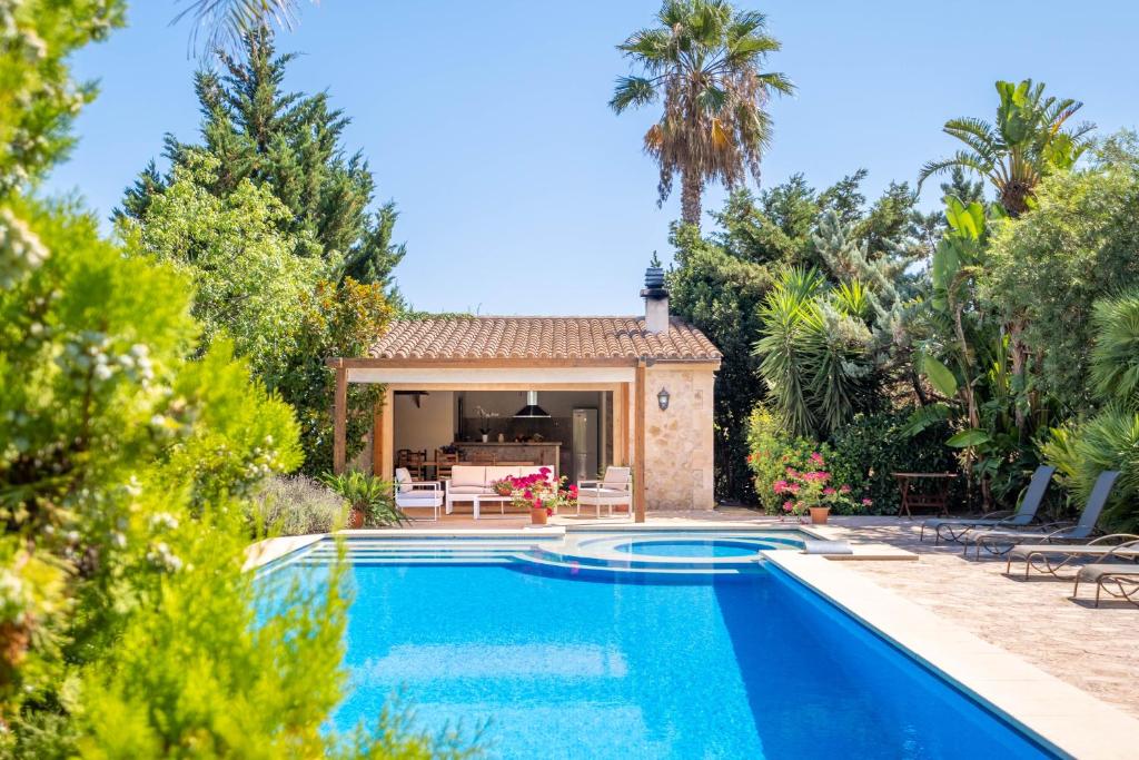 Bazén v ubytování Villa Can Moleto By SunVillas Mallorca nebo v jeho okolí