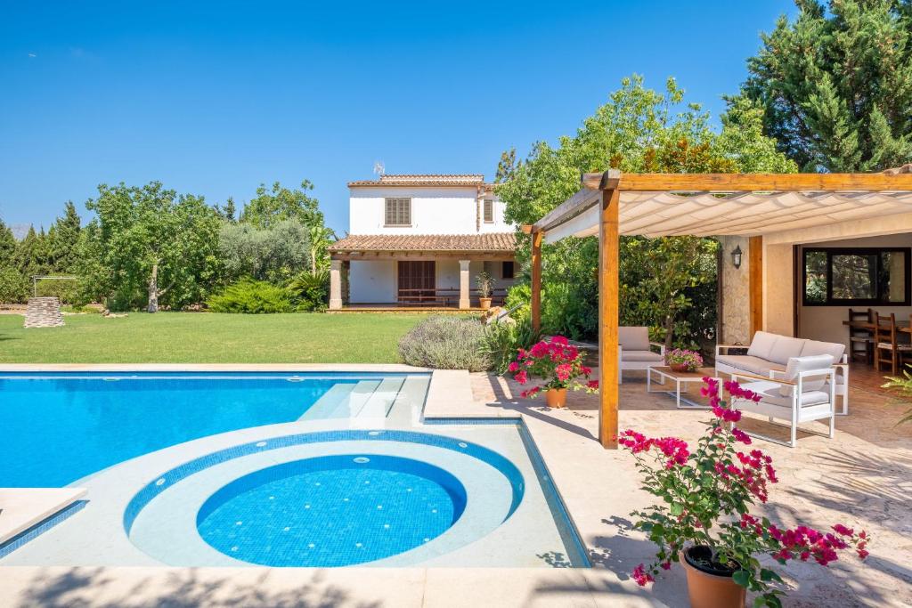 Bazén v ubytování Villa Can Moleto By SunVillas Mallorca nebo v jeho okolí