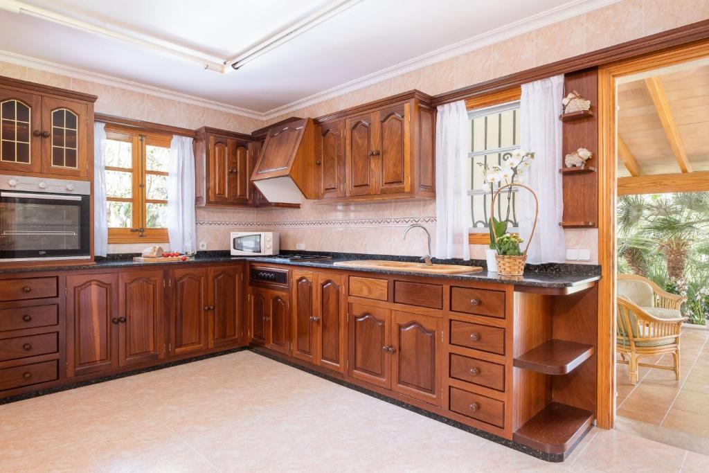 Kuchyň nebo kuchyňský kout v ubytování Villa Can Moleto By SunVillas Mallorca
