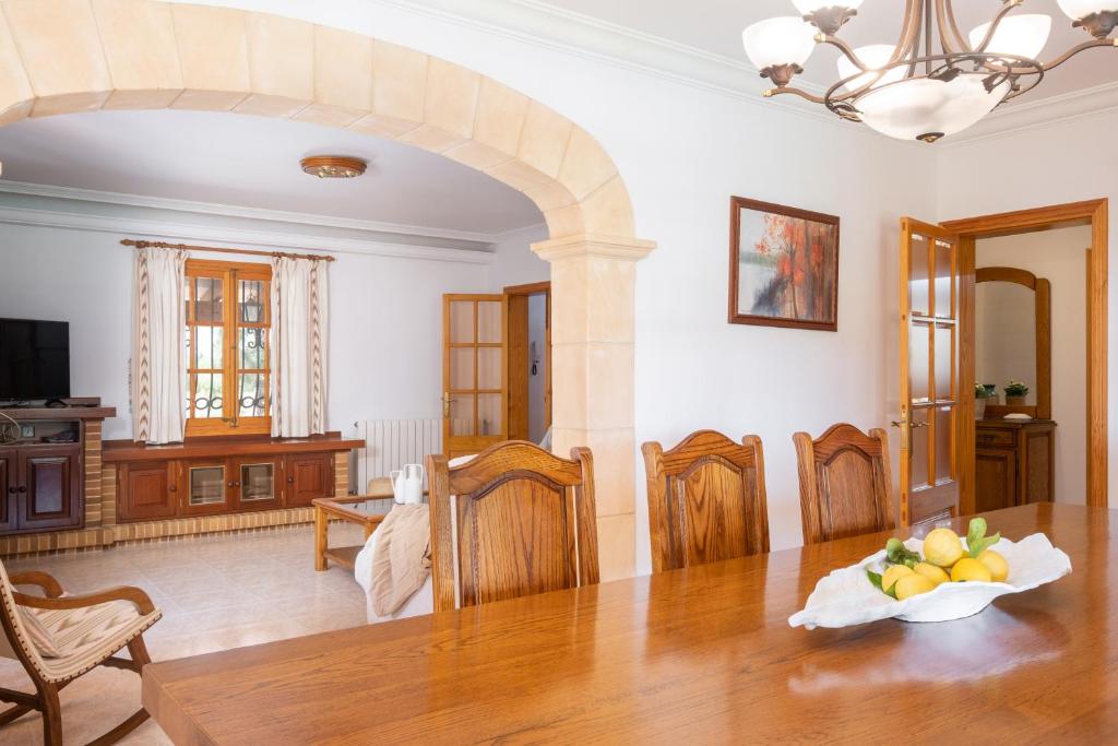 TV a/nebo společenská místnost v ubytování Villa Can Moleto By SunVillas Mallorca