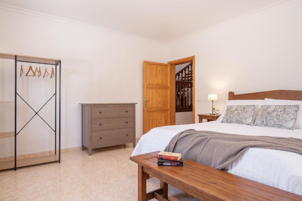Postel nebo postele na pokoji v ubytování Villa Can Moleto By SunVillas Mallorca
