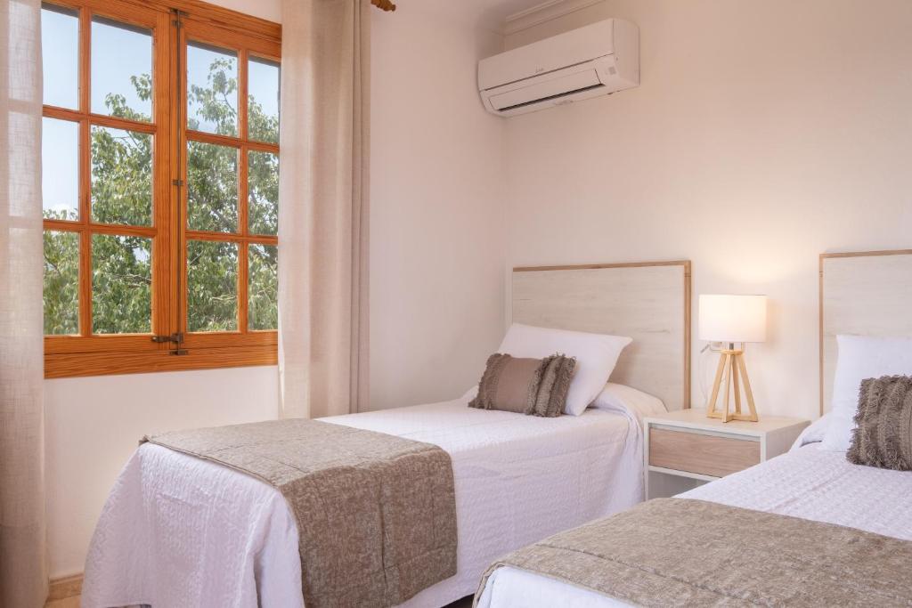 Postel nebo postele na pokoji v ubytování Villa Can Moleto By SunVillas Mallorca