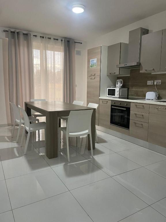 Kuchyň nebo kuchyňský kout v ubytování Msida Suites
