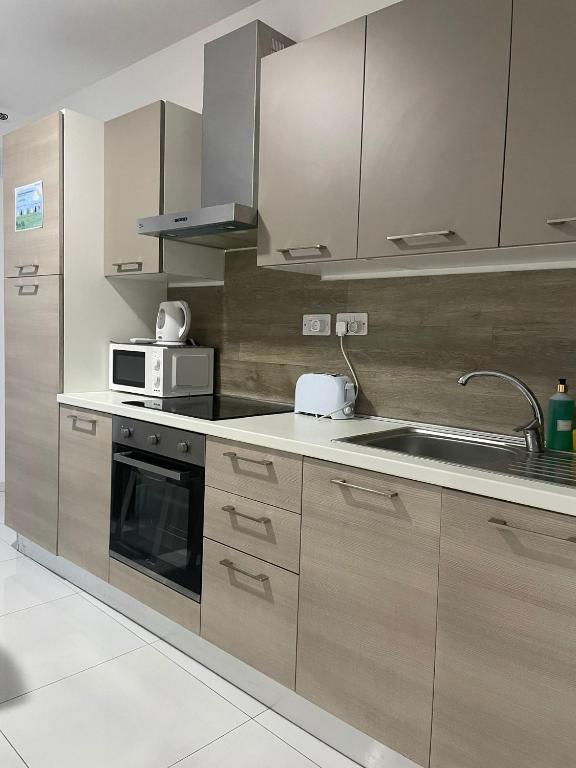 Kuchyň nebo kuchyňský kout v ubytování Msida Suites