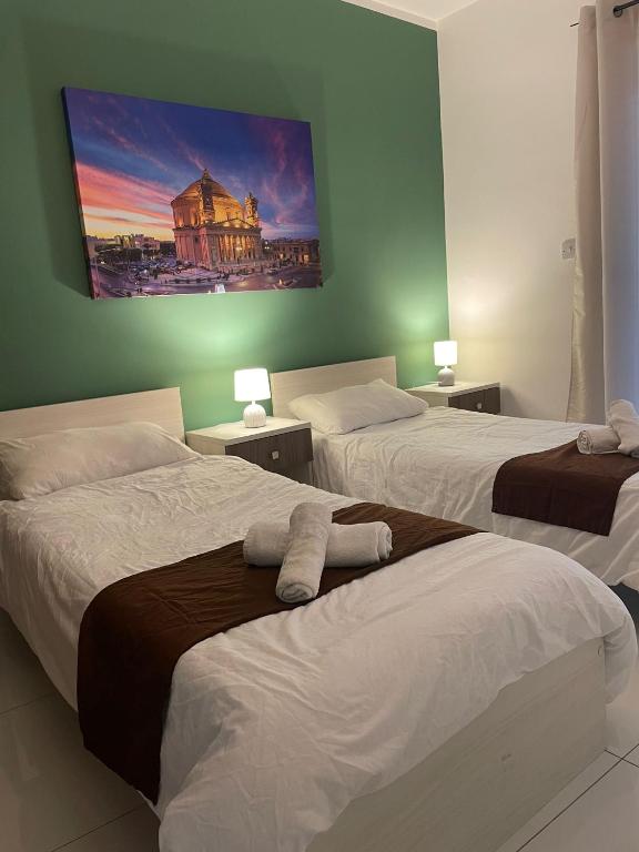 Postel nebo postele na pokoji v ubytování Msida Suites