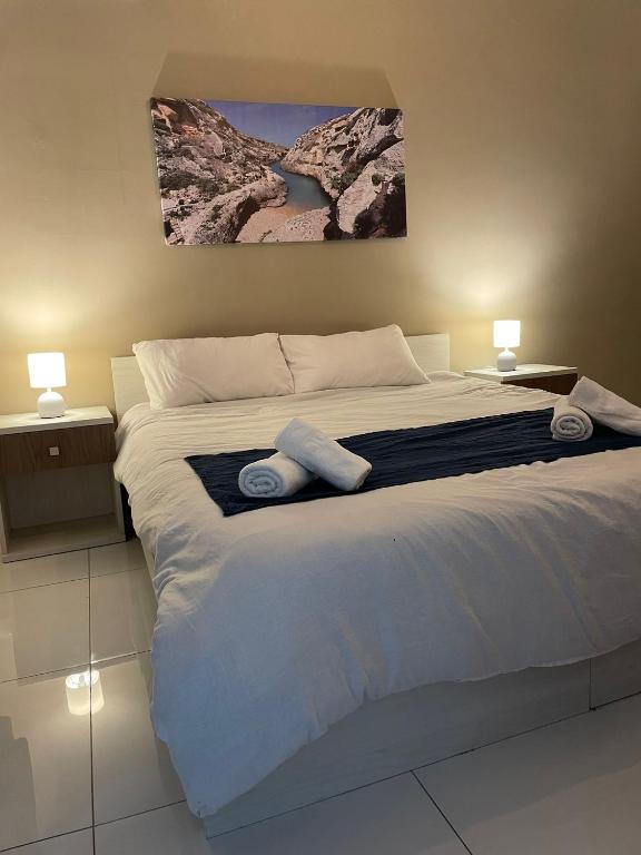 Postel nebo postele na pokoji v ubytování Msida Suites