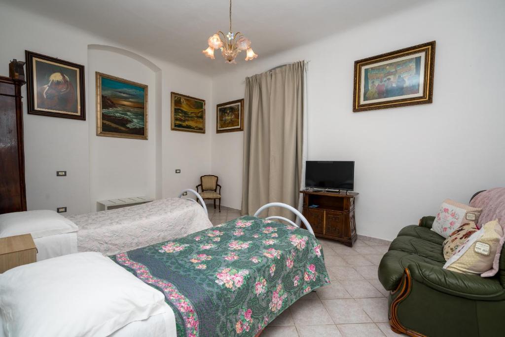 拉斯佩齊亞的住宿－Comfort OneBook - CITRA 011015-LT-2158，客厅配有床和沙发