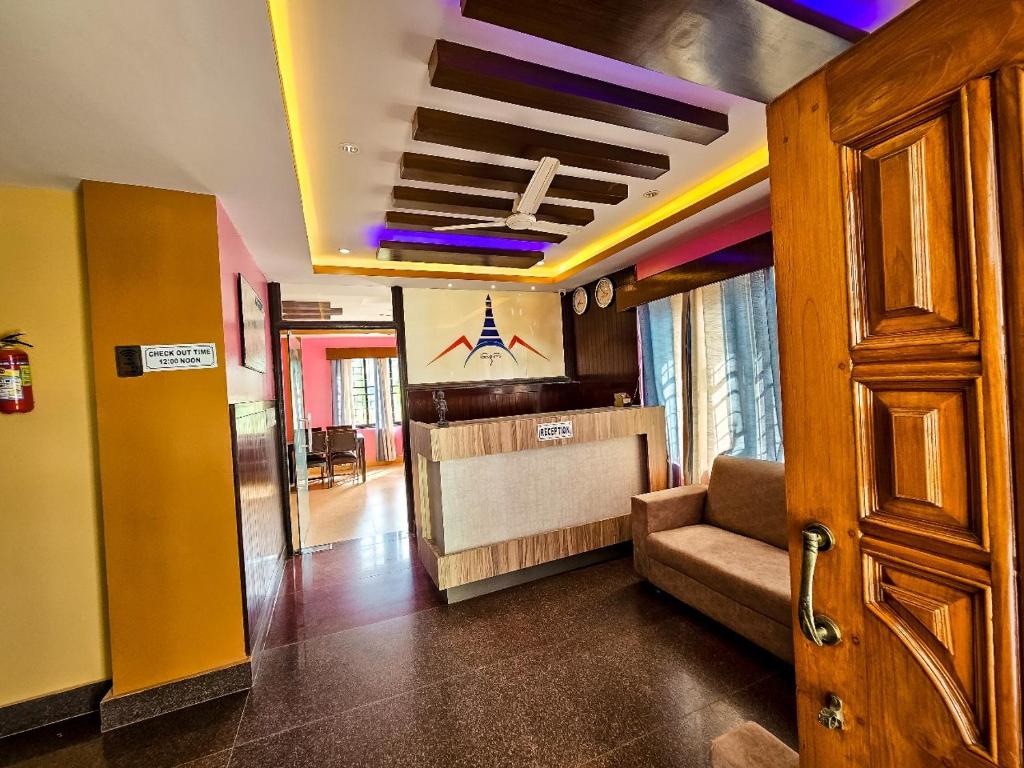 een kamer met een bank en een bed in een kamer bij HOTEL OCEAN in Rummindei