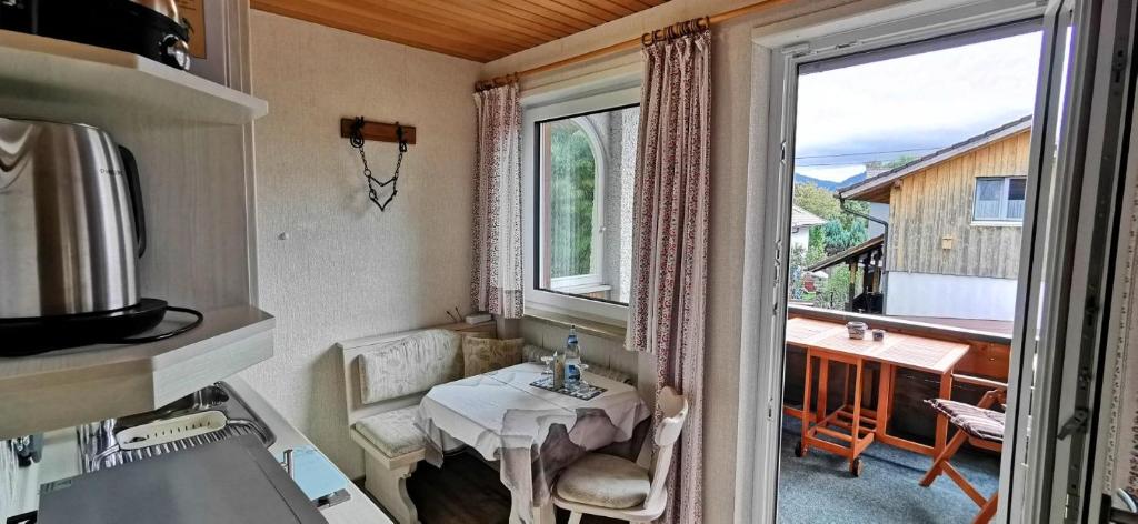 een kleine kamer met een tafel en een raam bij Urheim Rose in Oy-Mittelberg