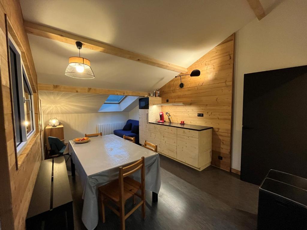 une cuisine et une salle à manger avec une table et des chaises dans l'établissement Duplex 3 pièces au pied des pistes, 6/8 pers, TV, cuisine équipée - FR-1-761-3, à Corrençon-en-Vercors