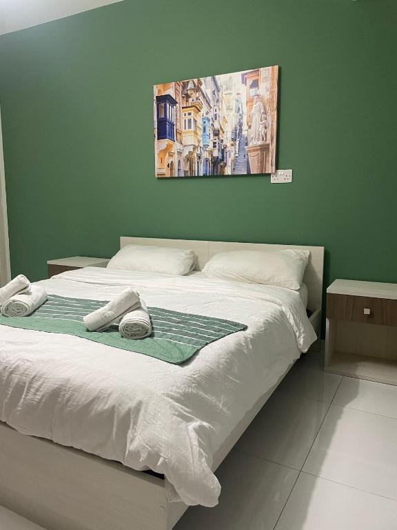 Postel nebo postele na pokoji v ubytování Msida Suites