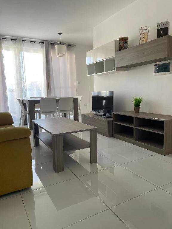 TV a/nebo společenská místnost v ubytování Msida Suites