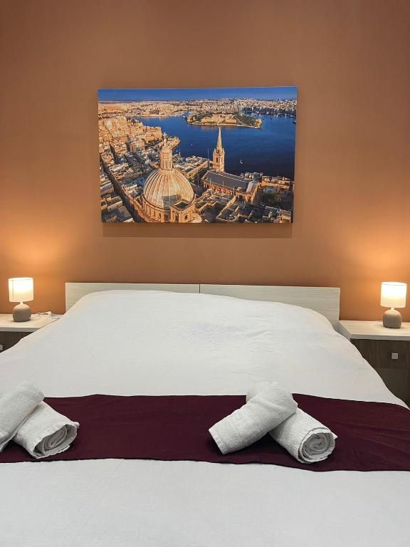 Postel nebo postele na pokoji v ubytování Msida Suites