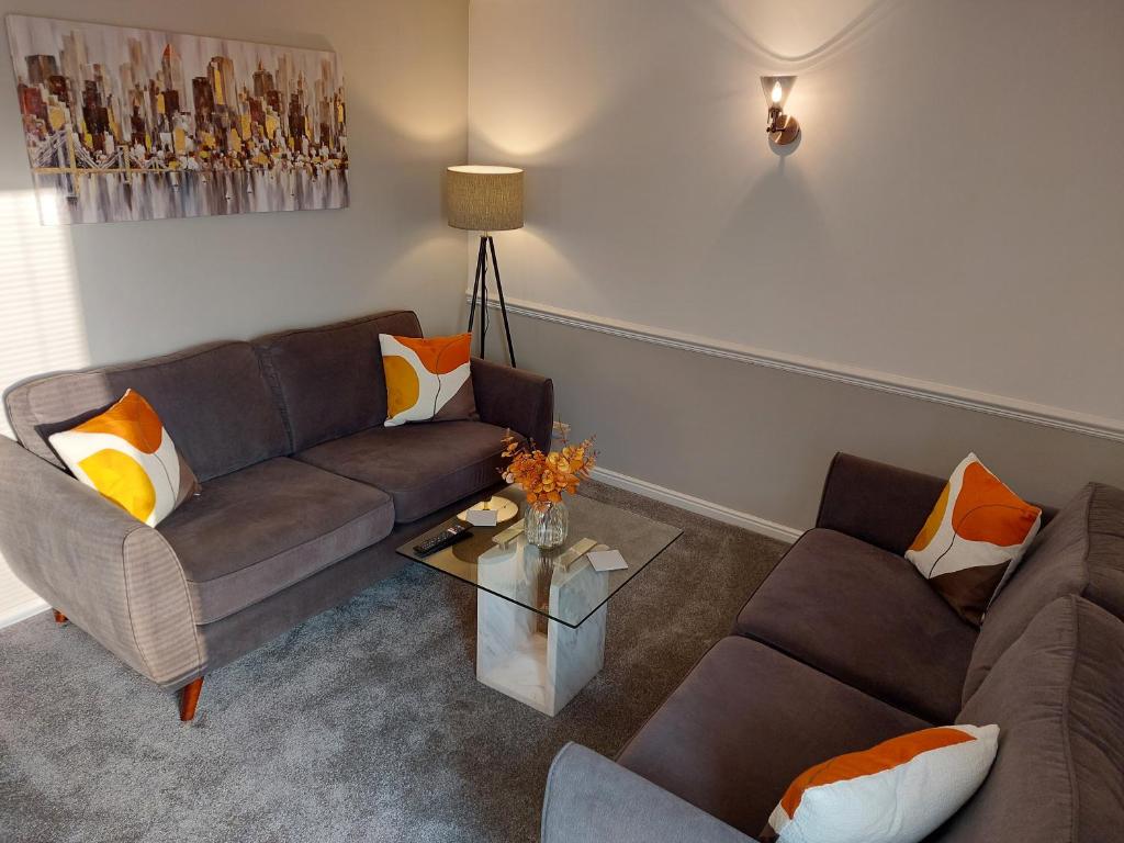 uma sala de estar com dois sofás e uma mesa em The Masons Arms em Harrogate