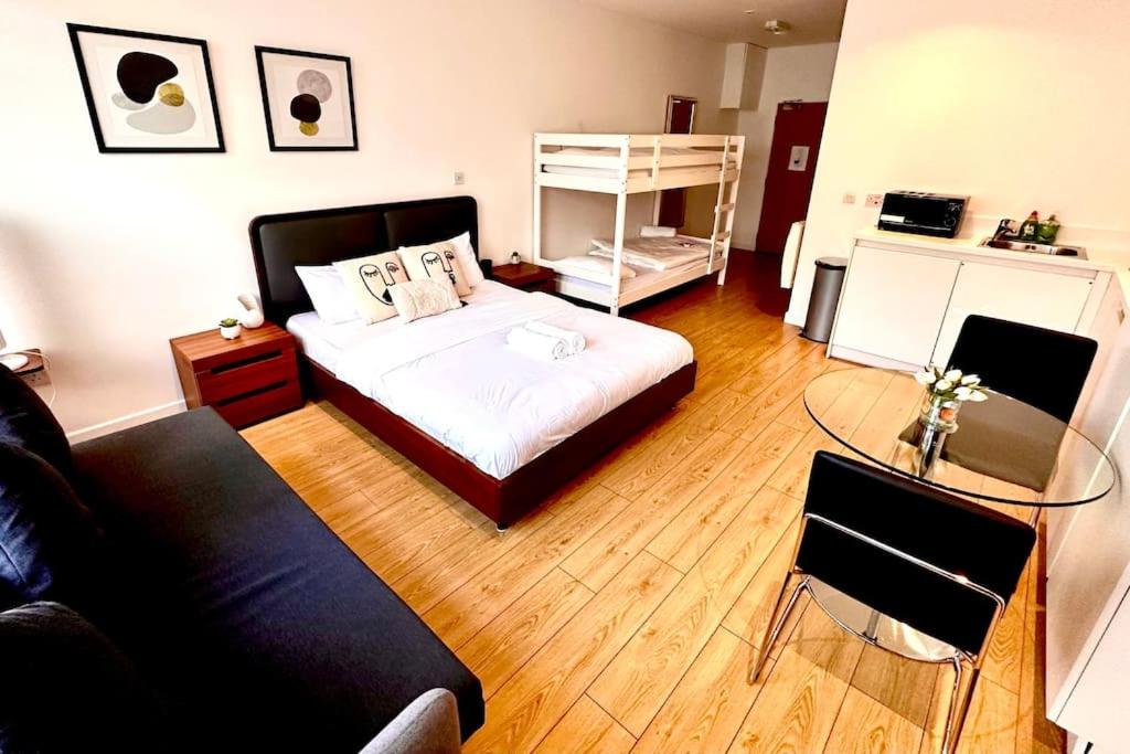 een slaapkamer met een bed en een glazen tafel bij V07 Fantastic Apt - 100m from Piccadilly Circus in Londen