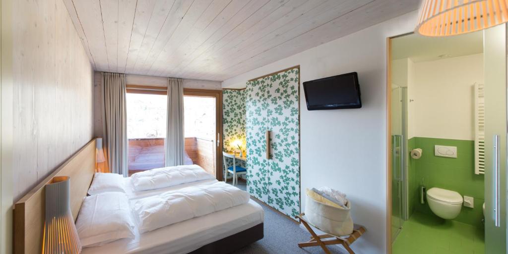 Postel nebo postele na pokoji v ubytování Azalea Park Hotel