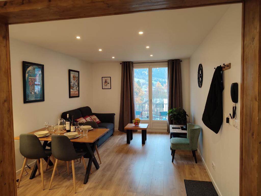 uma sala de estar com uma mesa e um sofá em Apartment Le Panoramic em Chamonix-Mont-Blanc