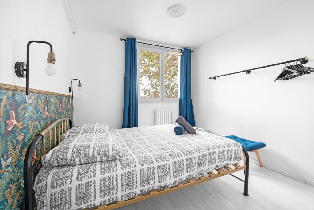 een slaapkamer met een bed en een raam bij T3 Hyper Centre - Chaleureux et lumineux in Toulouse