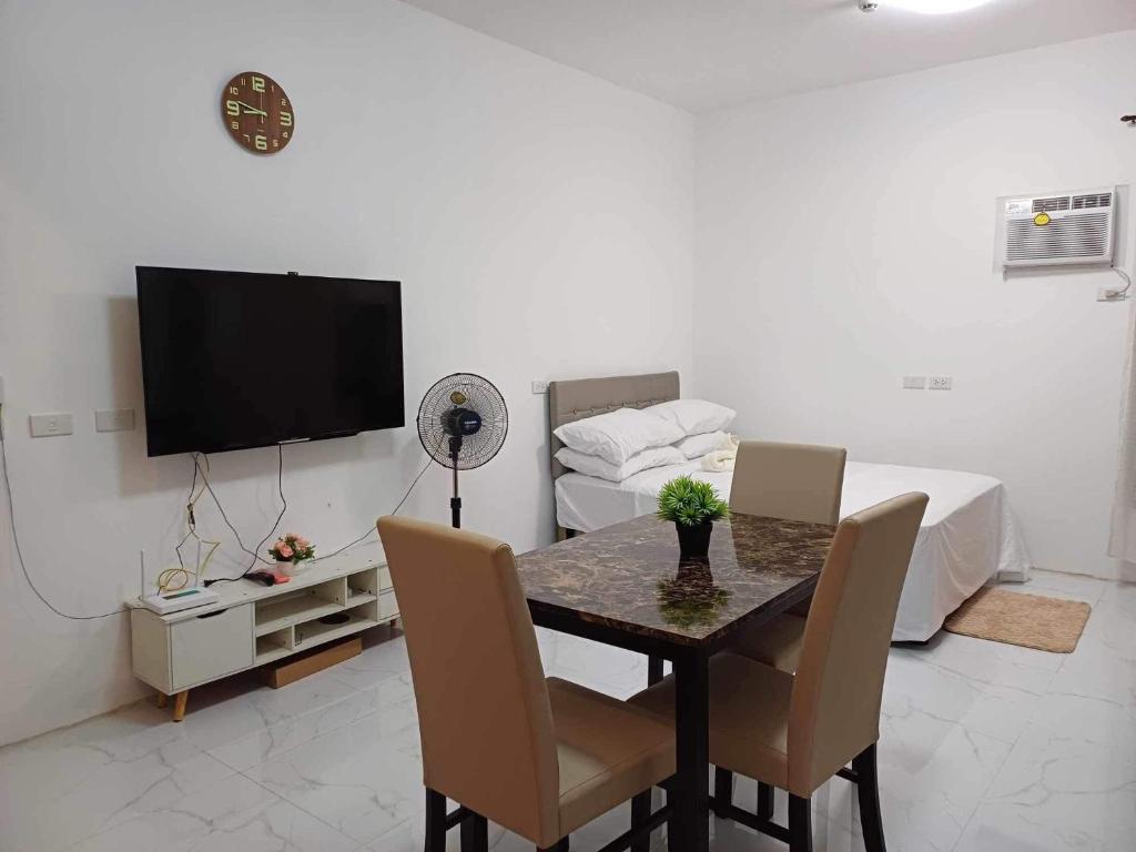 TV a/nebo společenská místnost v ubytování M&M Royal Oceancrest Mactan