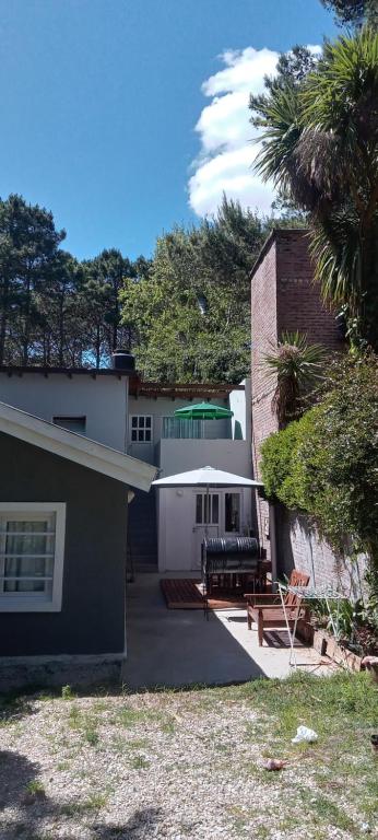 una casa con patio y un edificio en Lologre en Balneario Mar Azul