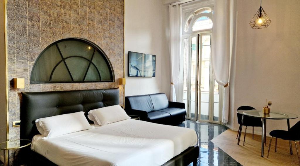 een slaapkamer met een bed, een stoel en een tafel bij Comfort Zone Naples in Napels
